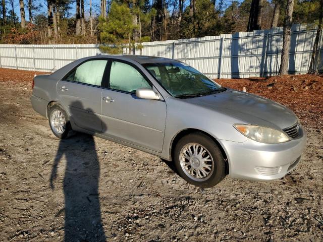 4T1BE30K95U564884 - 2005 TOYOTA CAMRY LE SILVER photo 4