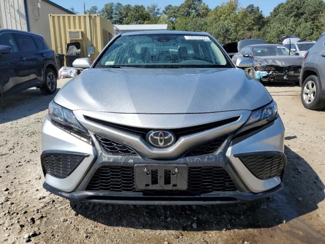 4T1G11AK9NU656047 - 2022 TOYOTA CAMRY SE 银色 照片 5