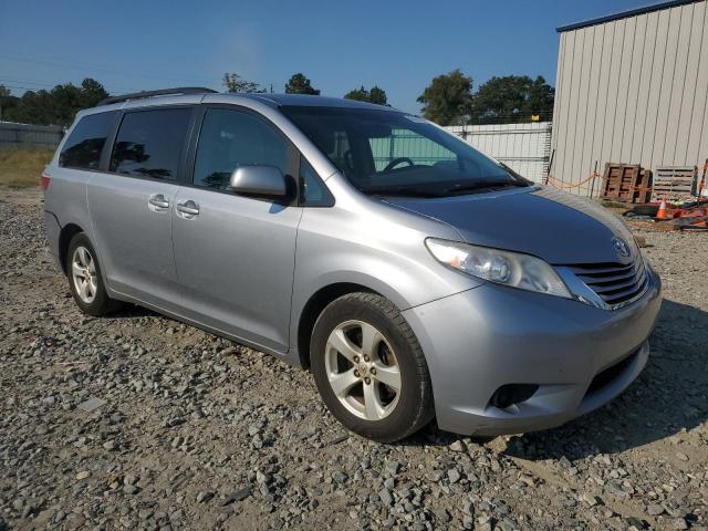 5TDKZ3DC1HS898153 - 2017 TOYOTA SIENNA LE 银色 照片 4