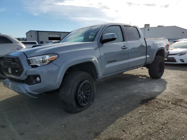 3TMBZ5DNXKM017860 - 2019 TOYOTA TACOMA DOUBLE CAB SILVER photo 1