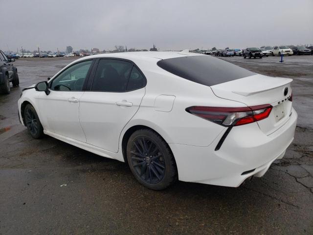 4T1G31AK9MU021810 - 2021 TOYOTA CAMRY SE WHITE photo 2