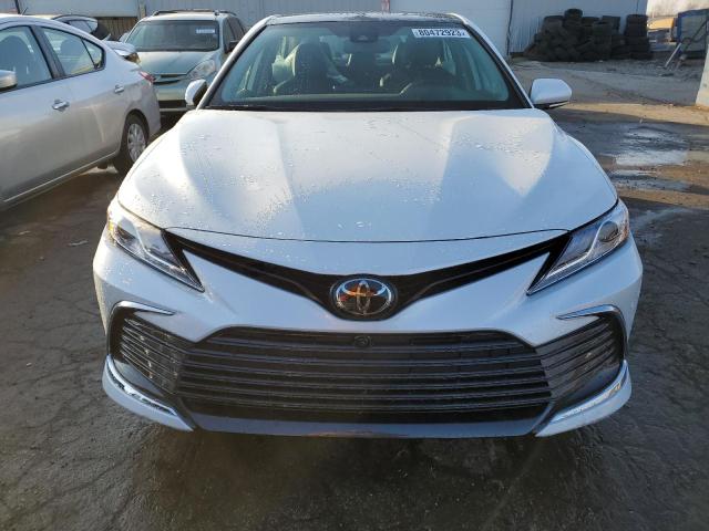 4T1F11BK2RU113185 - 2024 TOYOTA CAMRY XLE WHITE photo 5