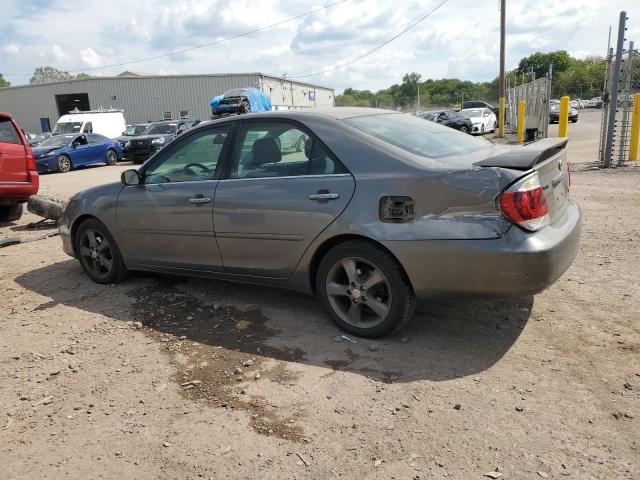 4T1BA32K25U070018 - 2005 TOYOTA CAMRY SE ნაცრისფერი ფოტო 2