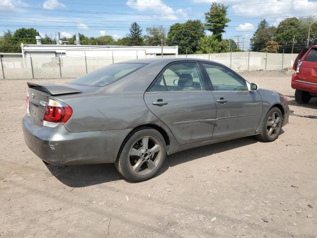 4T1BA32K25U070018 - 2005 TOYOTA CAMRY SE ნაცრისფერი ფოტო 3