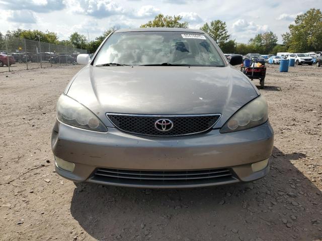 4T1BA32K25U070018 - 2005 TOYOTA CAMRY SE ნაცრისფერი ფოტო 5