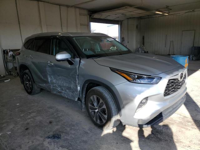 5TDGZRBH7MS529847 - 2021 TOYOTA HIGHLANDER XLE SILVER photo 4