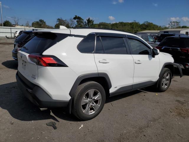 4T3RWRFV1RU117723 - 2024 TOYOTA RAV4 XLE WHITE photo 3