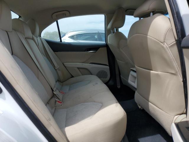4T1B11HK6JU619824 - 2018 TOYOTA CAMRY L WHITE photo 10