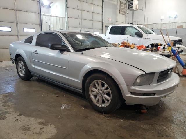 1ZVHT80N375201602 - 2007 FORD MUSTANG SILVER photo 4