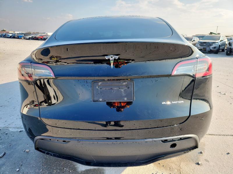 7SAYGDEE0PA107782 - 2023 TESLA MODEL Y Schwarz Foto 6