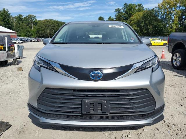 5TDKSKFC6PS092223 - 2023 TOYOTA SIENNA LE Gümüş fotoğraf 5