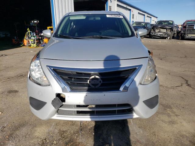 3N1CN7AP2JL805525 - 2018 NISSAN VERSA S SILVER photo 5