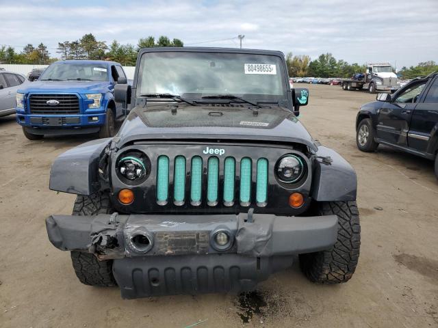 1C4HJWEGXDL588647 - 2013 JEEP WRANGLER UNLIMITED SAHARA Schwarz Foto 5