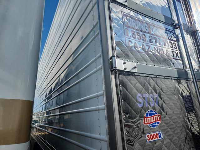 1UYVS2533J2139819 - 2018 UTILITY VS2RA Weiß Foto 3