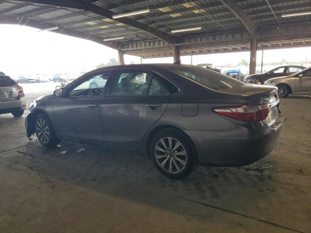 4T1BF1FK6HU632555 - 2017 TOYOTA CAMRY LE GRAY photo 2