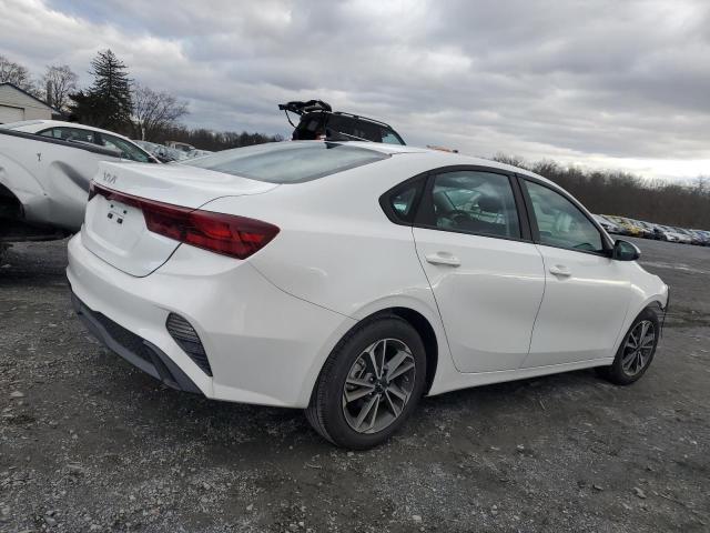 3KPF24AD8PE586431 - 2023 KIA FORTE LX WHITE photo 3