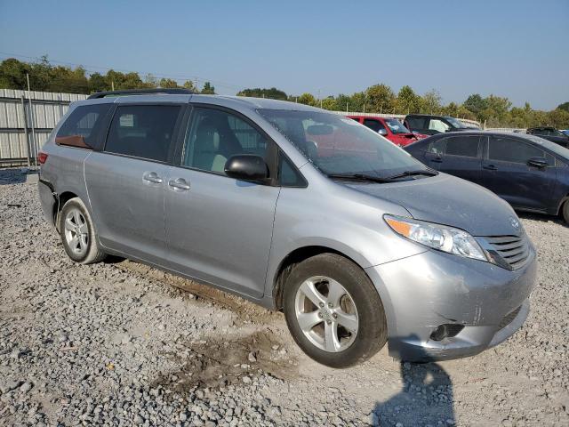 5TDKZ3DC9HS845930 - 2017 TOYOTA SIENNA LE ვერცხლისფერი ფოტო 4