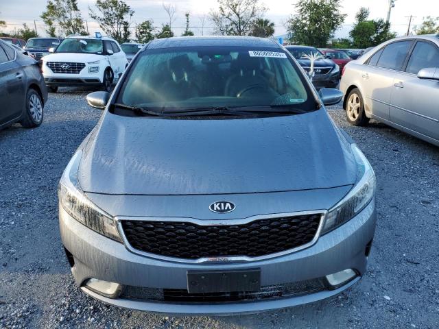 3KPFN4A8XHE092793 - 2017 KIA FORTE EX GRAY photo 5