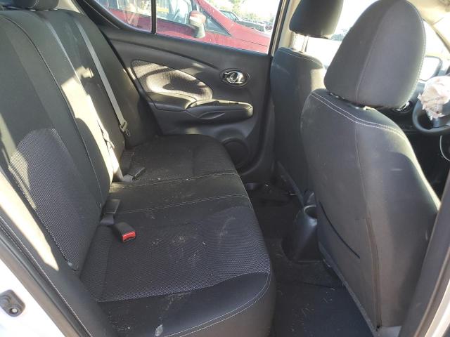 3N1CN7APXJL870316 - 2018 NISSAN VERSA S ვერცხლისფერი ფოტო 10