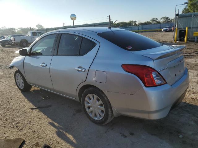 3N1CN7APXJL870316 - 2018 NISSAN VERSA S ვერცხლისფერი ფოტო 2