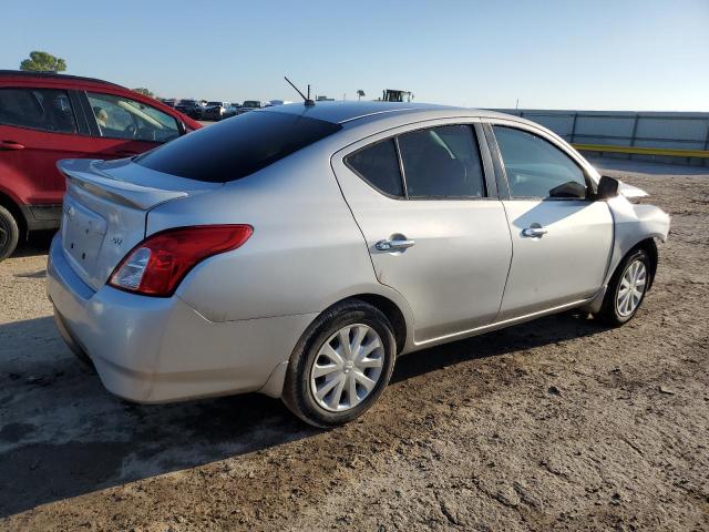 3N1CN7APXJL870316 - 2018 NISSAN VERSA S ვერცხლისფერი ფოტო 3