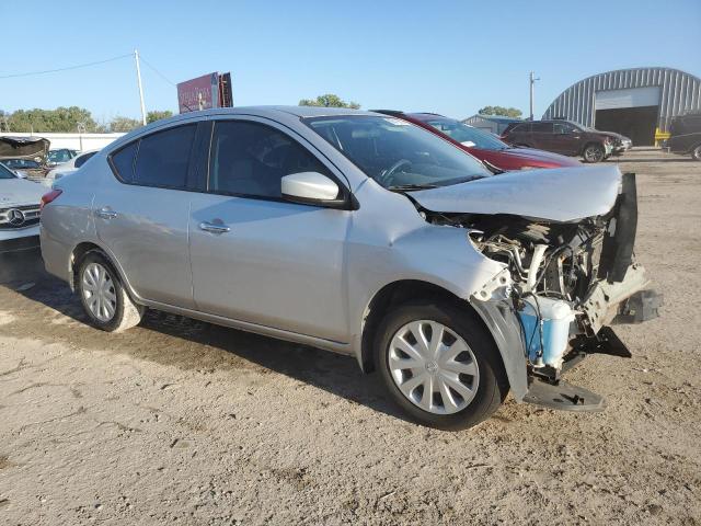 3N1CN7APXJL870316 - 2018 NISSAN VERSA S ვერცხლისფერი ფოტო 4