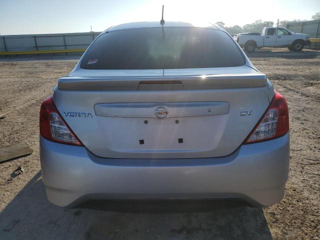 3N1CN7APXJL870316 - 2018 NISSAN VERSA S ვერცხლისფერი ფოტო 6