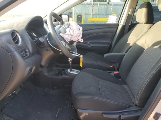 3N1CN7APXJL870316 - 2018 NISSAN VERSA S ვერცხლისფერი ფოტო 7