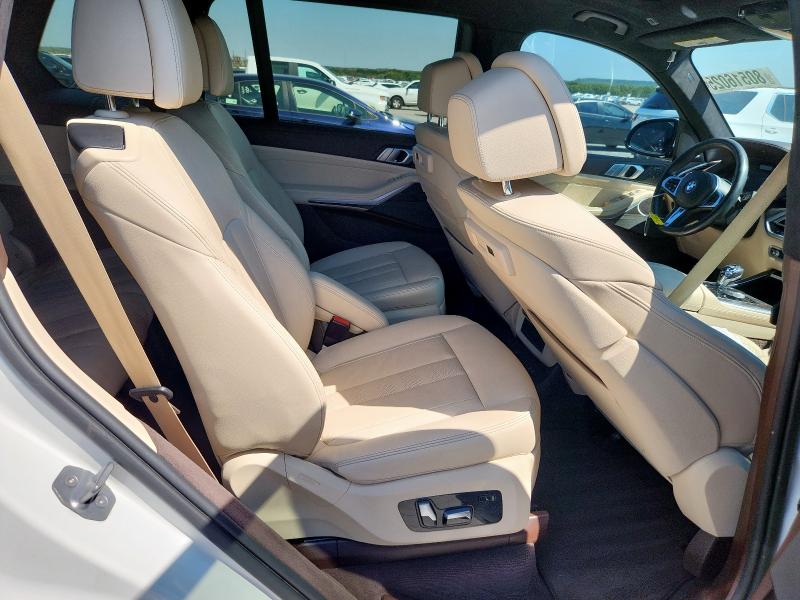 5UXCX4C52KLS37502 - 2019 BMW X7 XDRIVE50I WHITE photo 11