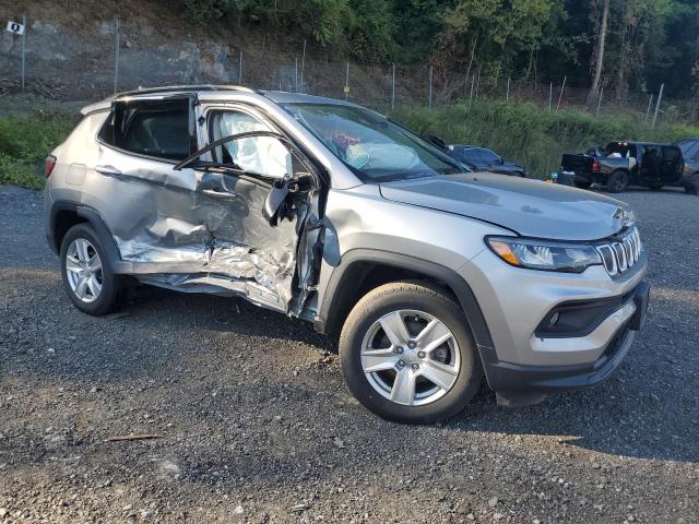 3C4NJDBBXNT102313 - 2022 JEEP COMPASS LATITUDE 银色 照片 4