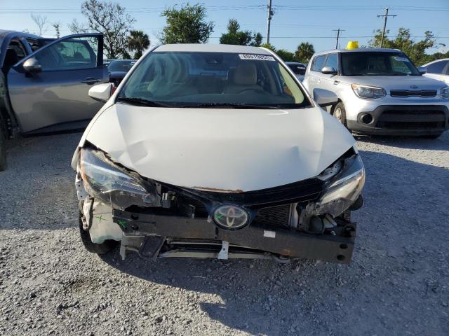 5YFBURHEXJP771235 - 2018 TOYOTA COROLLA L WHITE photo 5