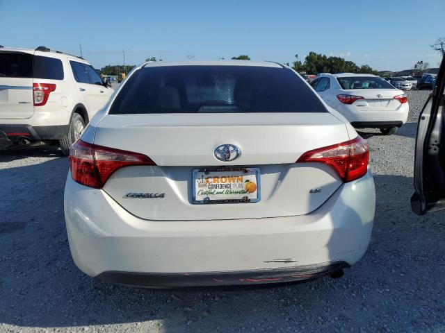 5YFBURHEXJP771235 - 2018 TOYOTA COROLLA L WHITE photo 6