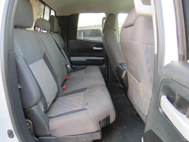 5TFUY5F14HX586907 - 2017 TOYOTA TUNDRA DOUBLE CAB SR/SR5 WHITE photo 6