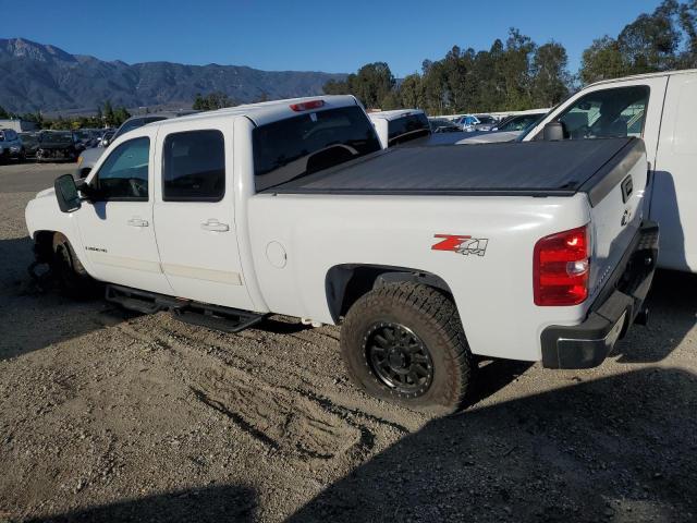 1GCHK23638F210562 - 2008 CHEVROLET SILVERADO K2500 HEAVY DUTY WHITE photo 2