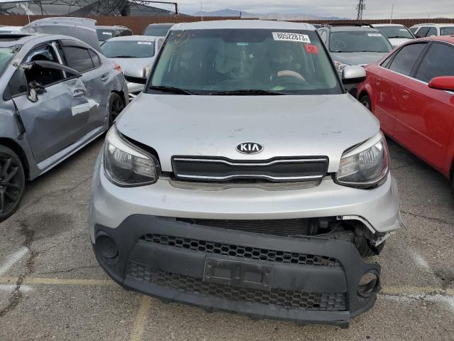 KNDJN2A27J7562780 - 2018 KIA SOUL SILVER photo 5