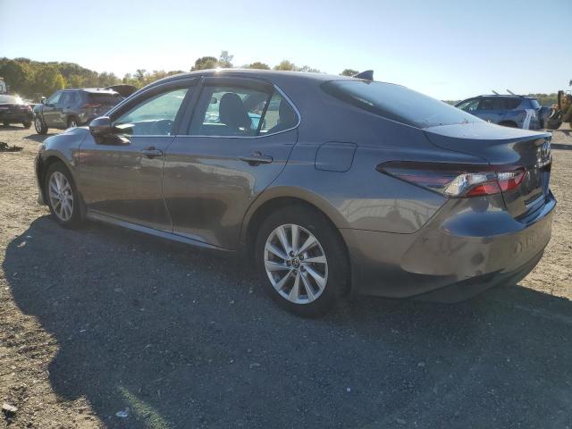 4T1C11BK8NU056696 - 2022 TOYOTA CAMRY LE GRAY photo 2