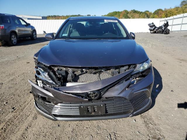 4T1C11BK8NU056696 - 2022 TOYOTA CAMRY LE GRAY photo 5