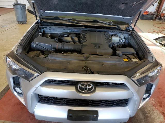 JTEBU5JRXJ5492396 - 2018 TOYOTA 4RUNNER SR5/SR5 PREMIUM ვერცხლისფერი ფოტო 12