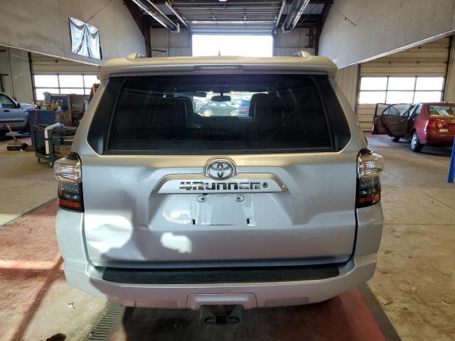 JTEBU5JRXJ5492396 - 2018 TOYOTA 4RUNNER SR5/SR5 PREMIUM ვერცხლისფერი ფოტო 6