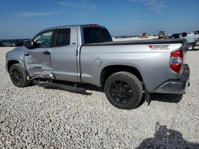 5TFUW5F12JX681199 - 2018 TOYOTA TUNDRA DOUBLE CAB SR/SR5 SILVER photo 2