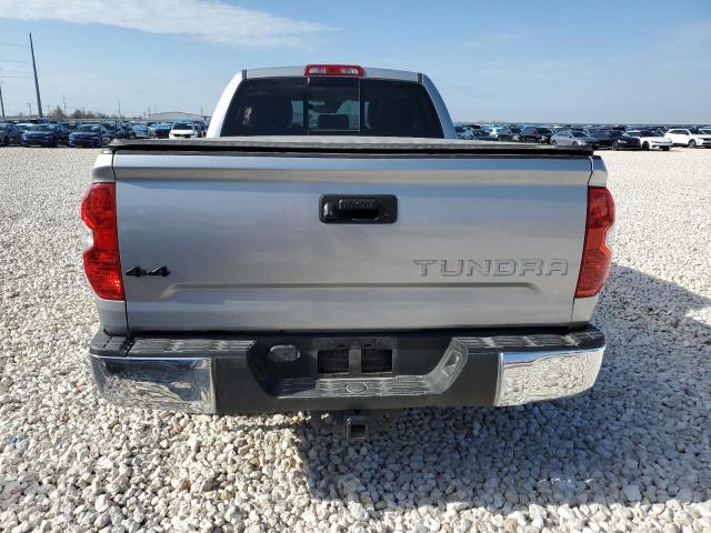 5TFUW5F12JX681199 - 2018 TOYOTA TUNDRA DOUBLE CAB SR/SR5 SILVER photo 6