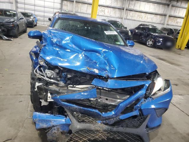 4T1B11HK8JU153622 - 2018 TOYOTA CAMRY L BLUE photo 5