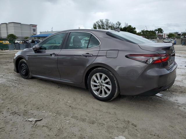 4T1C11AK6NU053197 - 2022 TOYOTA CAMRY LE GRAY photo 2