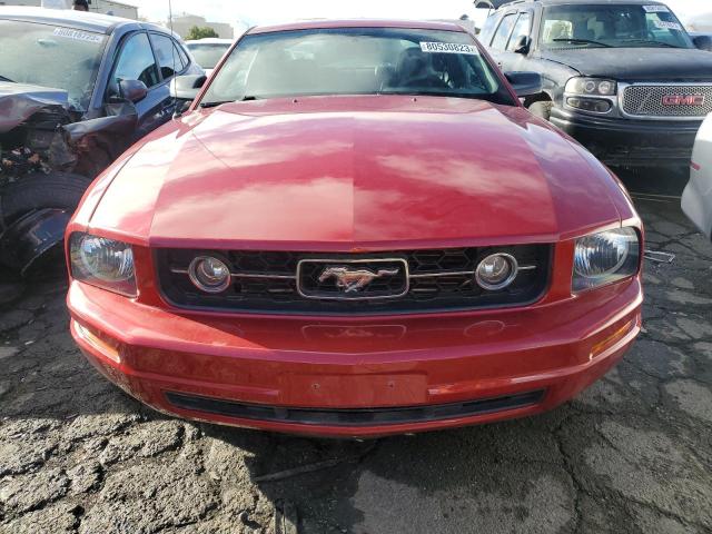 1ZVHT80N485174363 - 2008 FORD MUSTANG RED photo 5