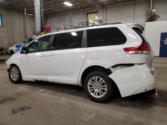 5TDYK3DC4DS307659 - 2013 TOYOTA SIENNA XLE WHITE photo 2