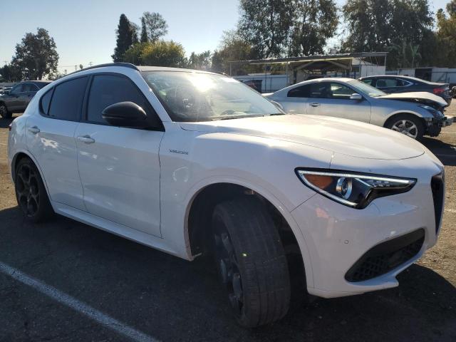 ZASPAKBN3N7D41558 - 2022 ALFA ROMEO STELVIO TI WHITE photo 4