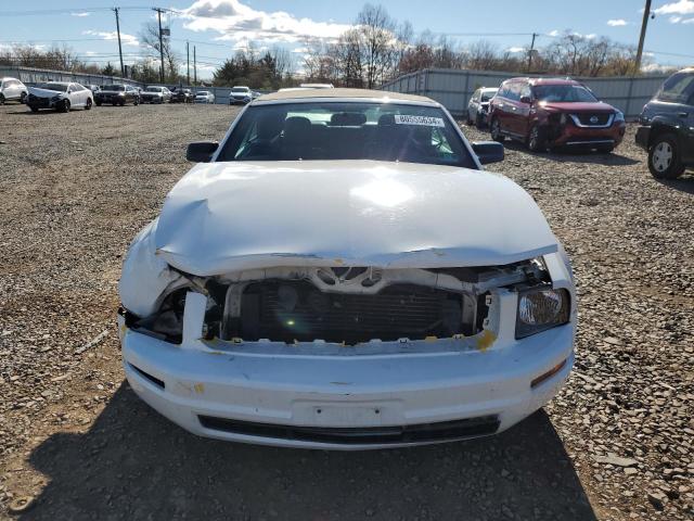 1ZVHT84N885206922 - 2008 FORD MUSTANG WHITE photo 5