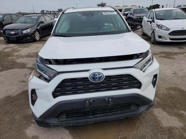 4T3RWRFV8MU047596 - 2021 TOYOTA RAV4 XLE WHITE photo 5