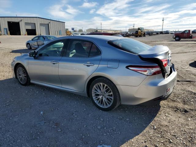 4T1B11HK5JU063957 - 2018 TOYOTA CAMRY L SILVER photo 2