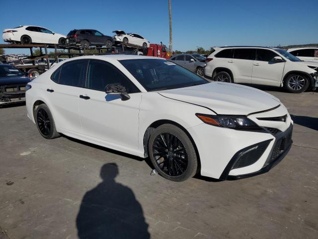 4T1G11AK8NU033910 - 2022 TOYOTA CAMRY SE WHITE photo 4